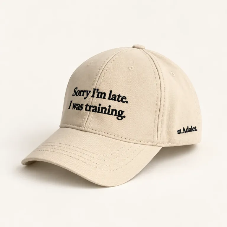 Sorry I’m Late krem şapka – yan nakışlı açılı görünüm